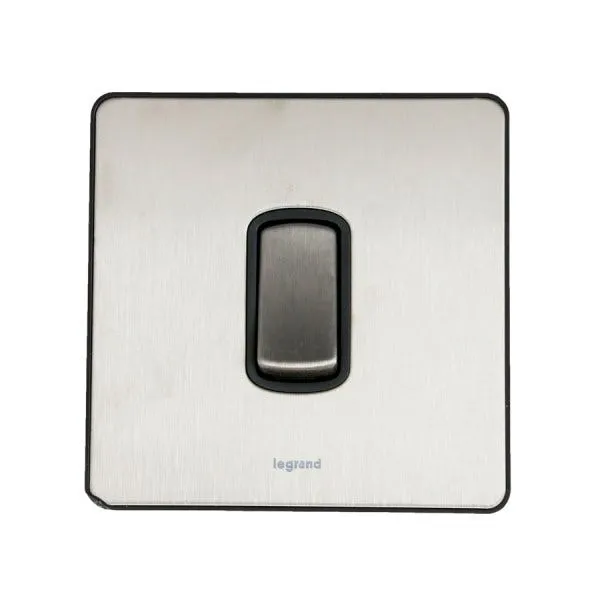 ليجراند - مفتاح مجوز سينرجي - 10 أمبير - 250 فولت - 3خط - وسط - Sleek - ستانليس ستيل